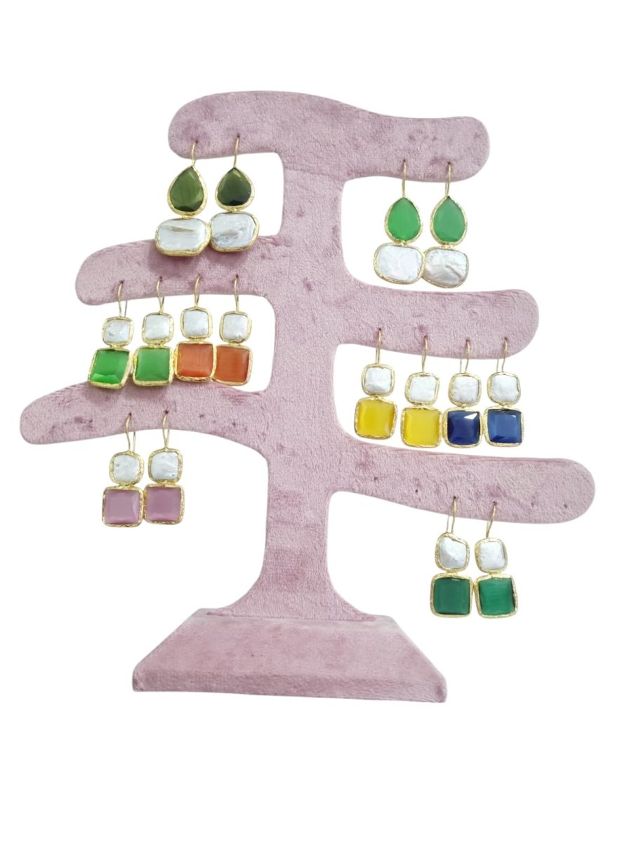 Orecchini realizzati con perle di fiume piatta e pietra occhio gatto quadrata o a goccia in vari colori circondati da ottone. Lunghezza 4.5cm (quadrato) 5cm (goccia)Peso 4gr ( quadrato) 5.6gr ( goccia)