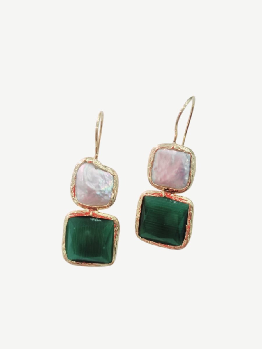 Orecchini realizzati con perle di fiume piatta e pietra occhio gatto quadrata o a goccia in vari colori circondati da ottone. Lunghezza 4.5cm (quadrato) 5cm (goccia)Peso 4gr ( quadrato) 5.6gr ( goccia) - immagine 5