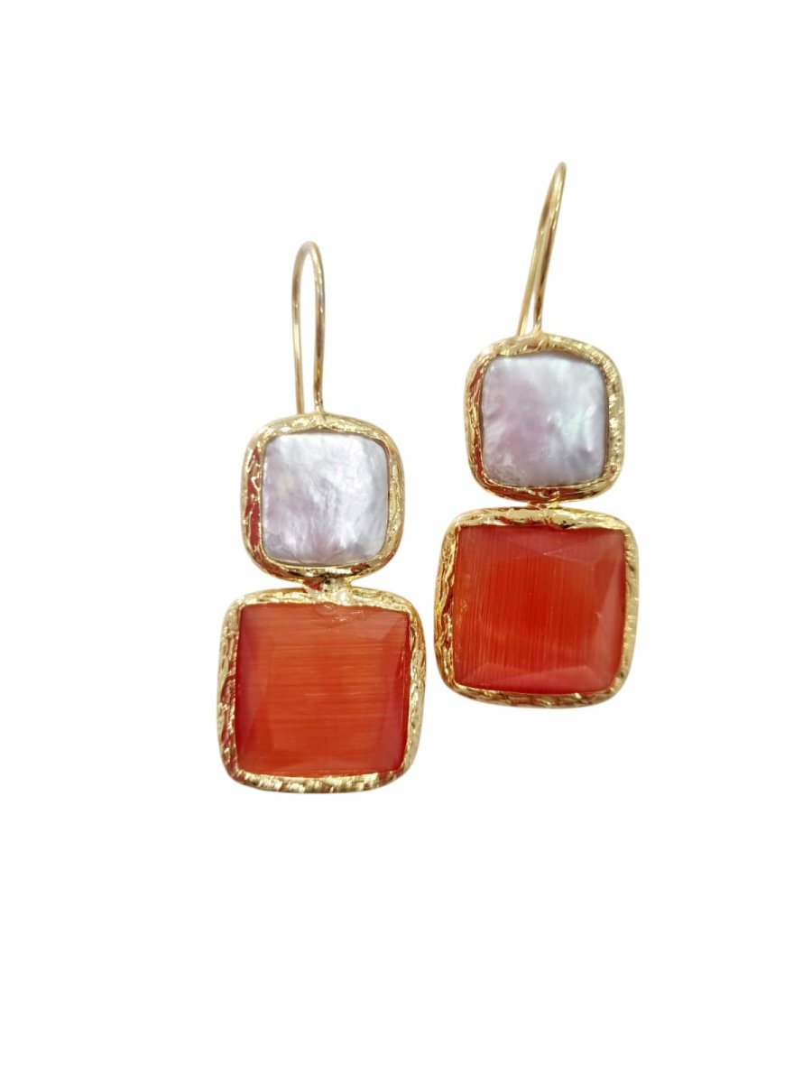 Orecchini realizzati con perle di fiume piatta e pietra occhio gatto quadrata o a goccia in vari colori circondati da ottone. Lunghezza 4.5cm (quadrato) 5cm (goccia)Peso 4gr ( quadrato) 5.6gr ( goccia) - immagine 3