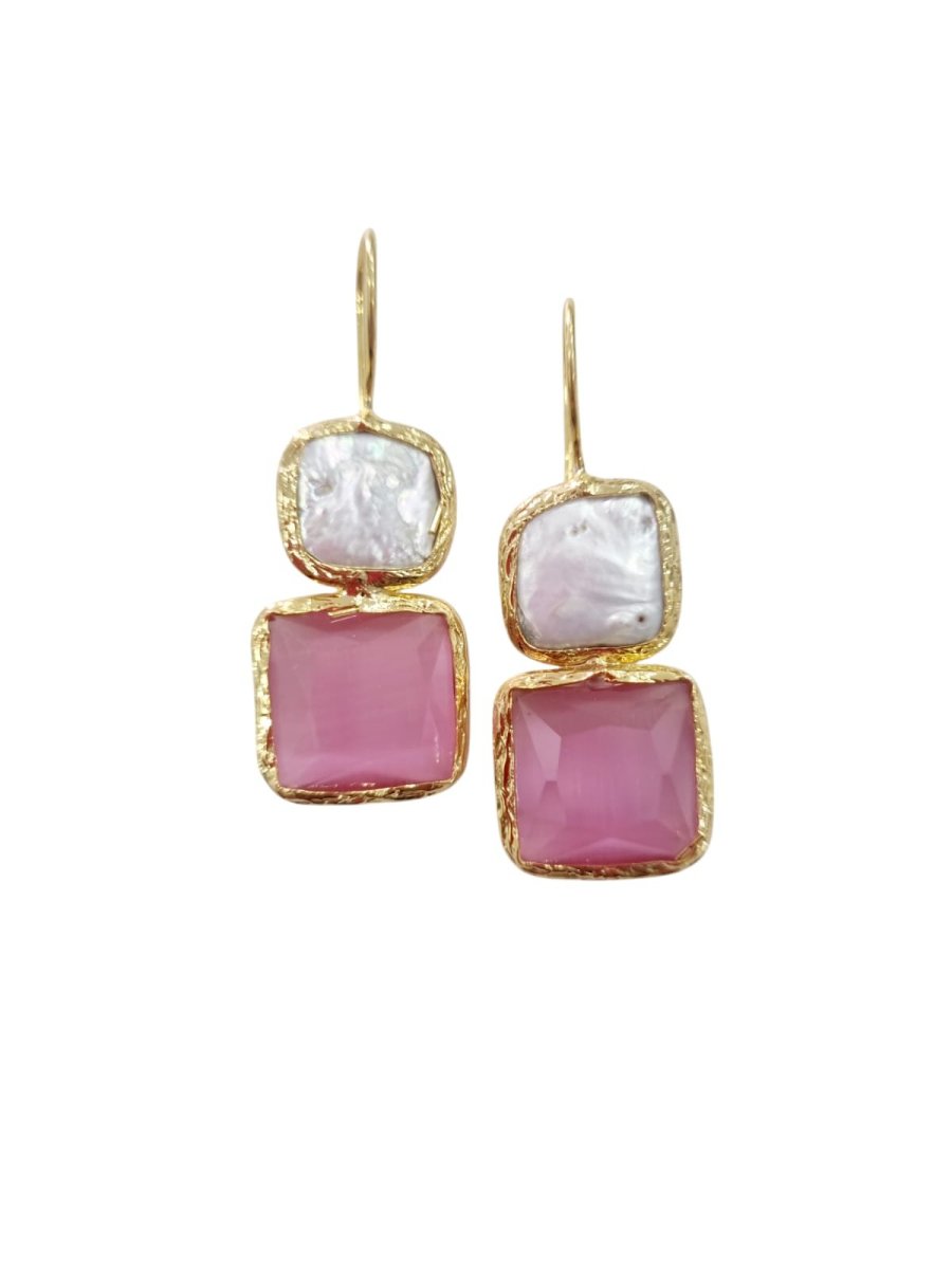 Orecchini realizzati con perle di fiume piatta e pietra occhio gatto quadrata o a goccia in vari colori circondati da ottone. Lunghezza 4.5cm (quadrato) 5cm (goccia)Peso 4gr ( quadrato) 5.6gr ( goccia) - immagine 7