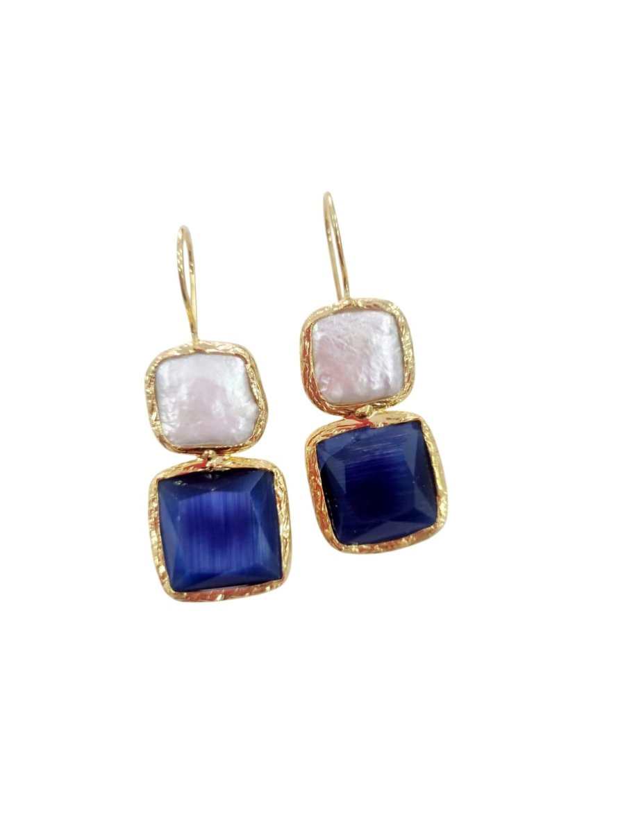 Orecchini realizzati con perle di fiume piatta e pietra occhio gatto quadrata o a goccia in vari colori circondati da ottone. Lunghezza 4.5cm (quadrato) 5cm (goccia)Peso 4gr ( quadrato) 5.6gr ( goccia) - immagine 4