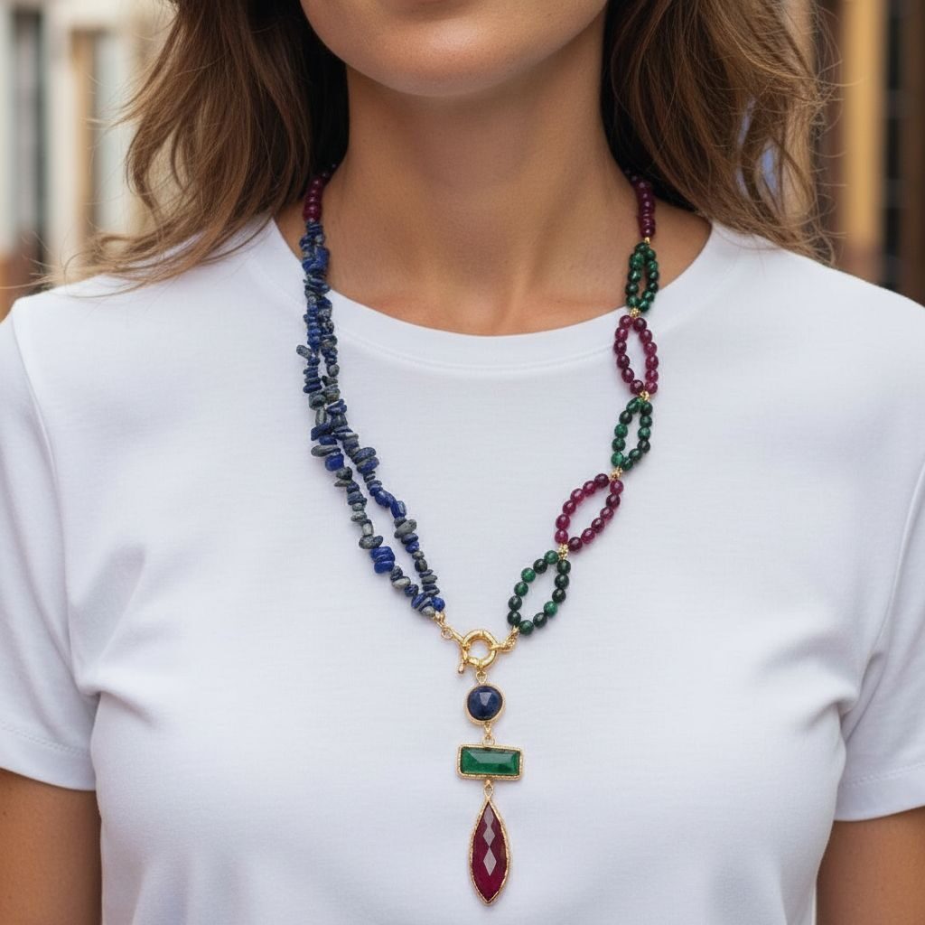 Collana girocollo realizzata con lapislazzuli e pietre naturali, chiusura in acciaio e ciondolo in pietre naturali contornato da ottonelunghezza girocollo 47cmlunghezza ciondolo 8cm - immagine 2