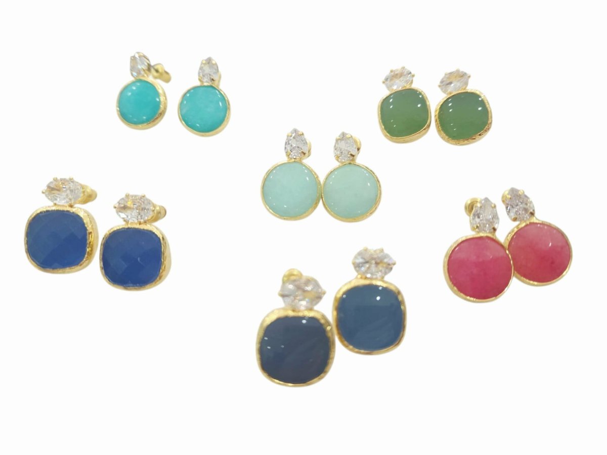 Orecchini lobo realizzati su base in ottone con zircone a goccia ed agata tonda e zirocne rettangolare ed occhio di gatto quadrato
Colori tondo rosa,turchese e celeste pastello
Colori quadrati verde, azzurro, rosa e polvere.
Peso 3.7 gr
Lunghezza 2cm