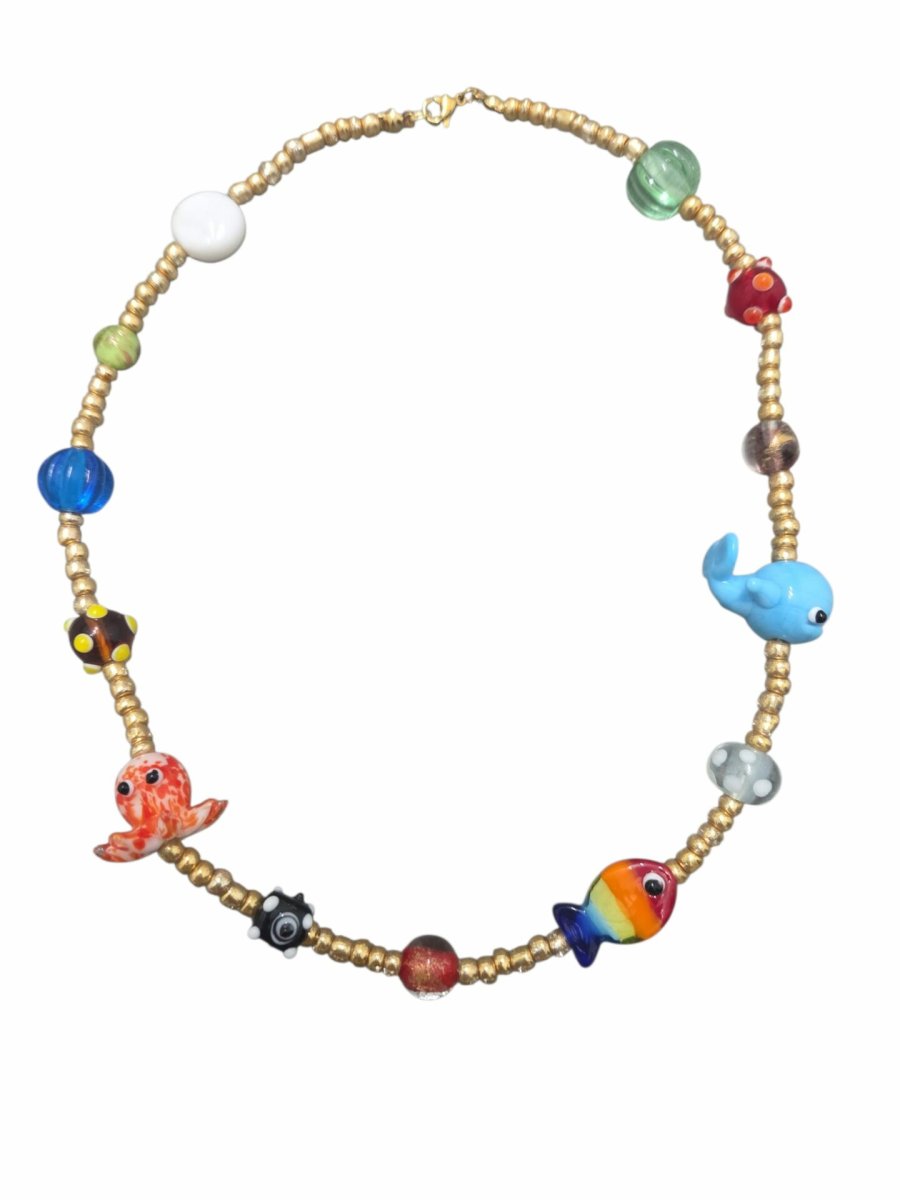 Collana girocollo realizzata artigianalmente con microperline ed elementi in vetro soffiato,pesci multicolore, balena,polipo e sfere miste.lunghezza 45cm - immagine 2