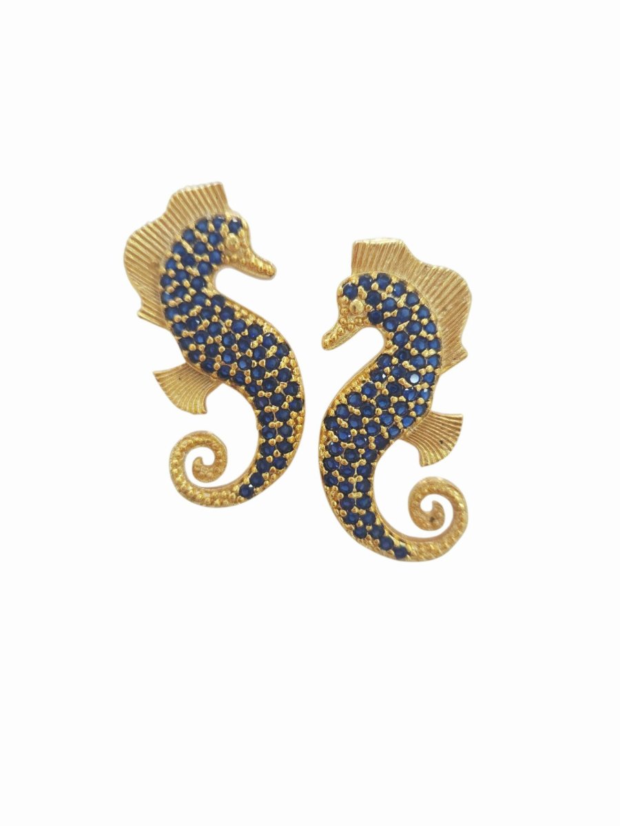 Orecchini lobo cavallucci marini realizzati su base in ottone con zirconi blu incastonati.
lunghezza 3.5cm
peso 5.5gr - immagine 2