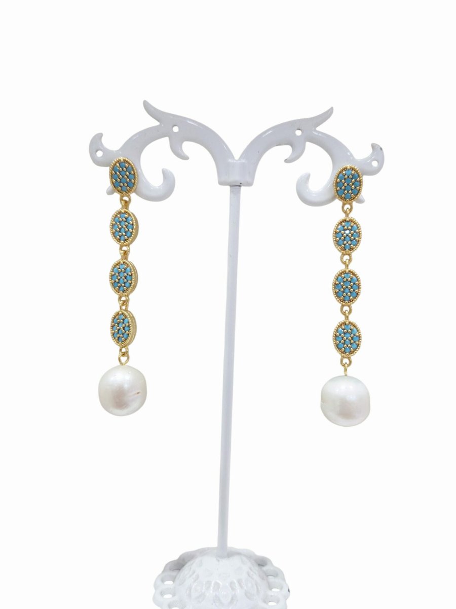 Orecchini realizzati con zirconi turchesi incastonati nell’ottone e perla barocca. lunghezza 6cm peso 4.8gr
