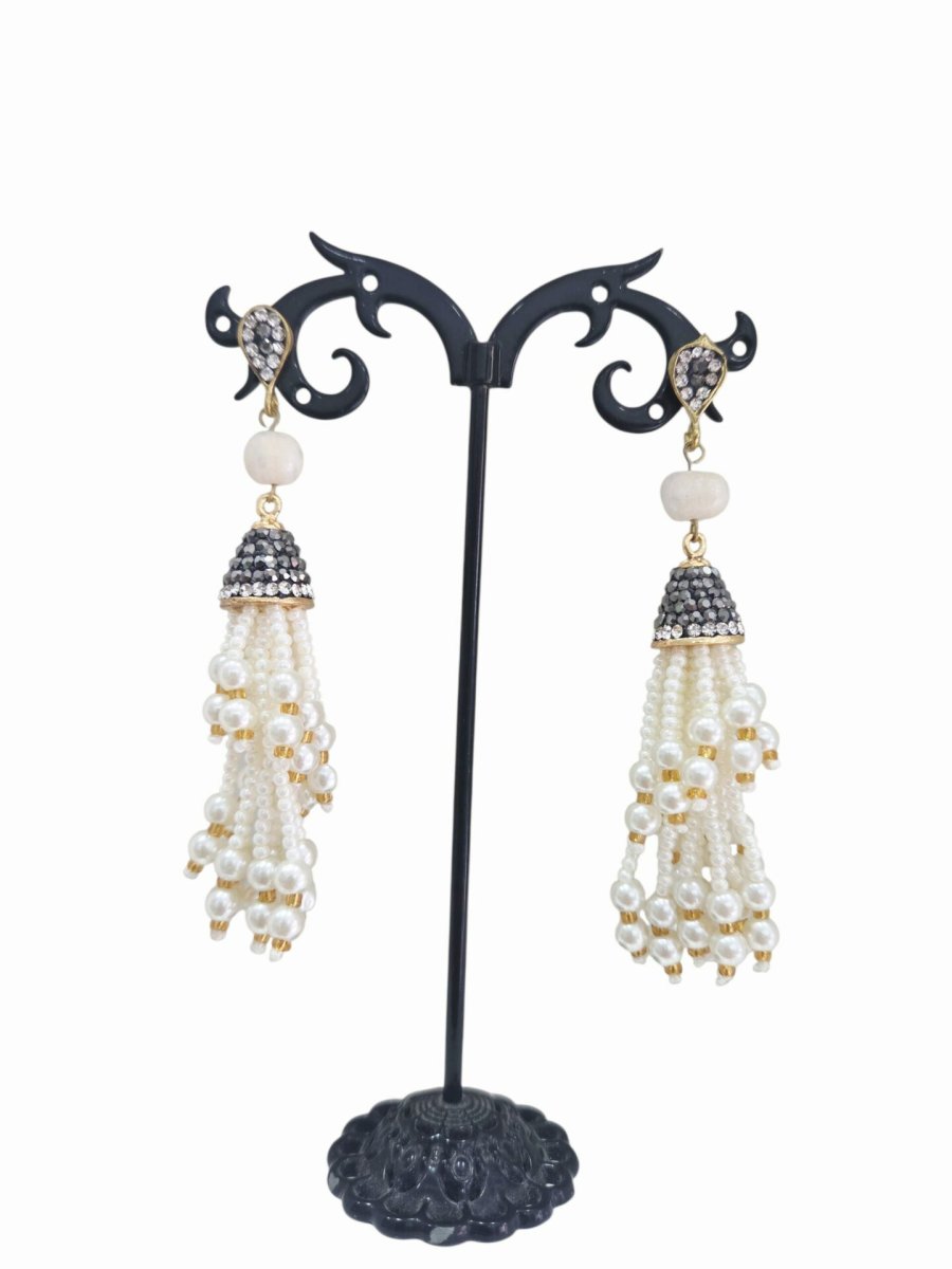 Orecchini realizzati con perle maiorca, perle di fiume e marcasite.lunghezza 8cmpeso 9gr - immagine 2