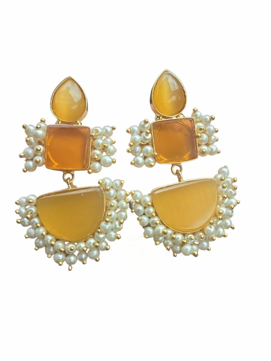 Orecchini realizzati con occhio di gatto giallo e perle di Maiorca su base in ottone.lunghezza 5cmpeso 14.3gr
