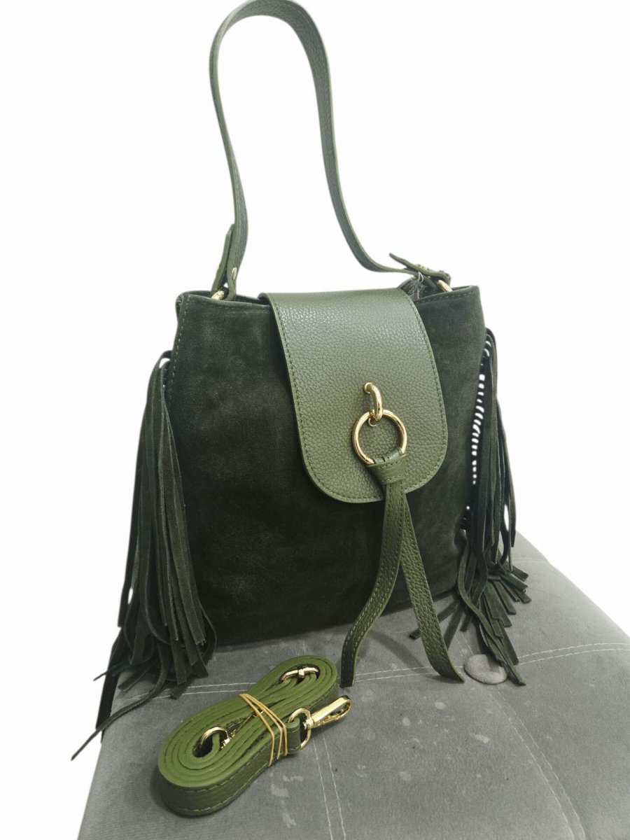 Borsa in vera pelle e camoscio,made Italy, con frange laterali, verde oliva,dotata di pattina apertura con zip interno unico foderato con tasche laterali, tracolla, zip esterna e tacchetti sulla base.Misure H26 B15 L30
