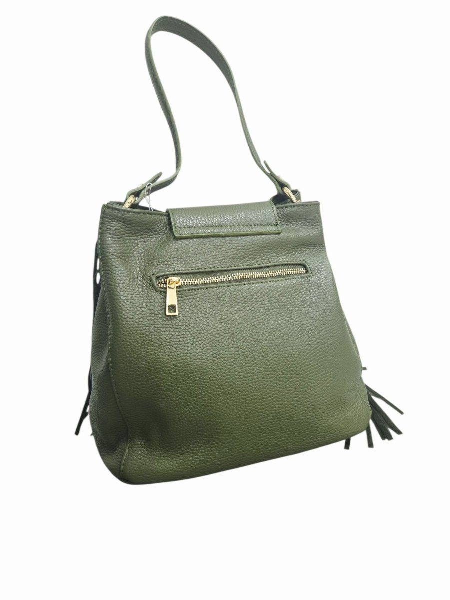 Borsa in vera pelle e camoscio,made Italy, con frange laterali, verde oliva,dotata di pattina apertura con zip interno unico foderato con tasche laterali, tracolla, zip esterna e tacchetti sulla base.Misure H26 B15 L30 - immagine 4