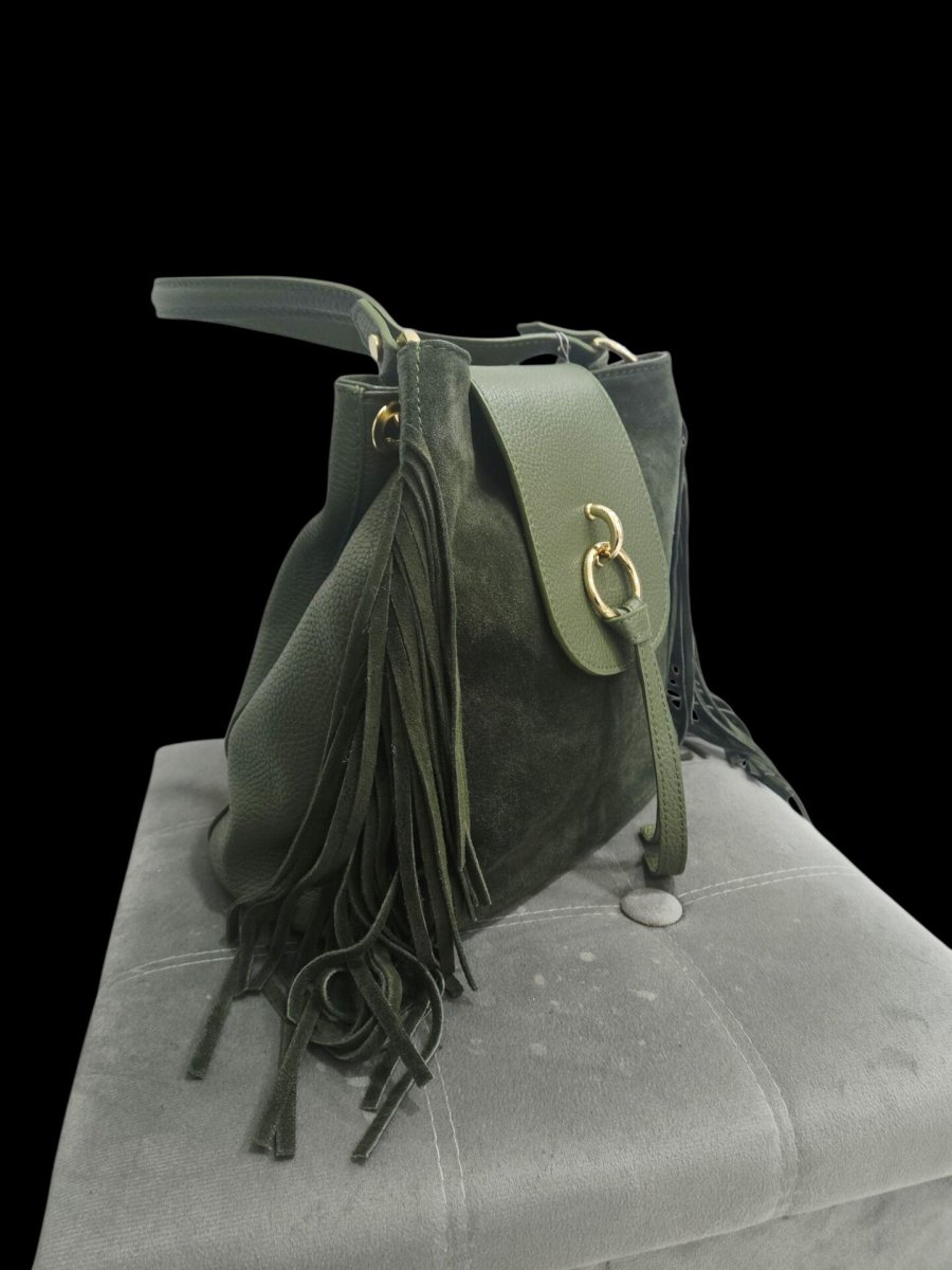 Borsa in vera pelle e camoscio,made Italy, con frange laterali, verde oliva,dotata di pattina apertura con zip interno unico foderato con tasche laterali, tracolla, zip esterna e tacchetti sulla base.Misure H26 B15 L30 - immagine 6