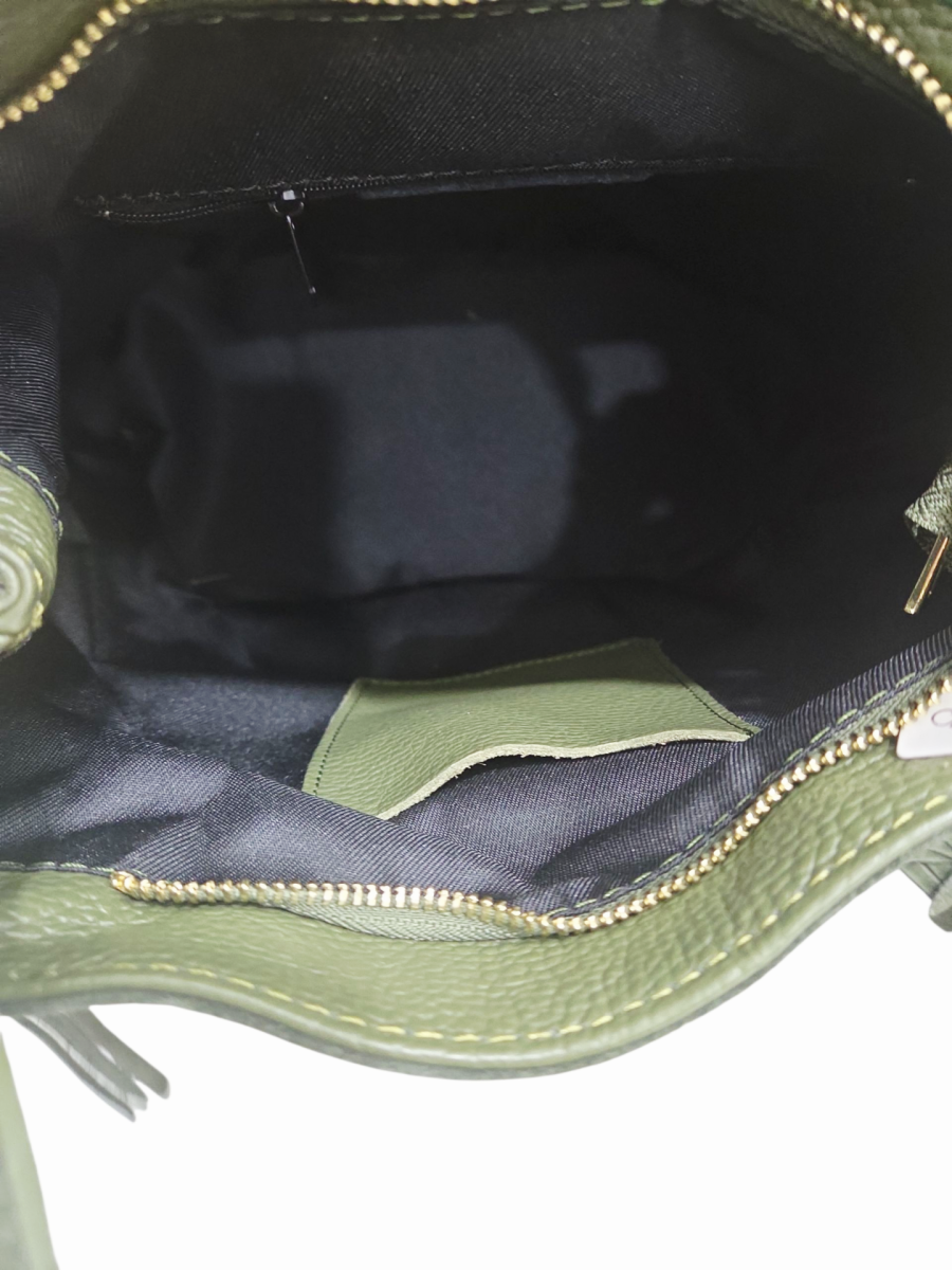 Borsa in vera pelle e camoscio,made Italy, con frange laterali, verde oliva,dotata di pattina apertura con zip interno unico foderato con tasche laterali, tracolla, zip esterna e tacchetti sulla base.Misure H26 B15 L30 - immagine 7