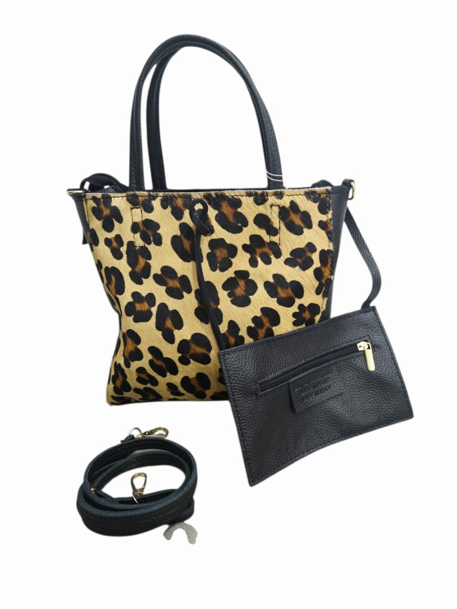 Borsa realizzata in vera pelle e cavallino maculato ,made Italy, chiusura con zip,interno nudo con borsellino estraibile e tracolla.Misure H24 B7 L28