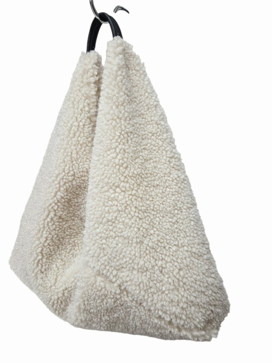 Sacca in tessuto bianca con glitter argento e manico in vera pelle,chiusura con bottone magneticomisure H 30 L 49 ampiezza manico 35 - immagine 3