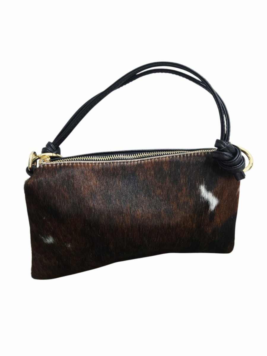 Borsa in vera pelle nera e cavallino muccato,made Italy, manico ampio e tracolla,interno foderato con tasca laterale,chiusura con zip
Misure L27 H15 - immagine 3