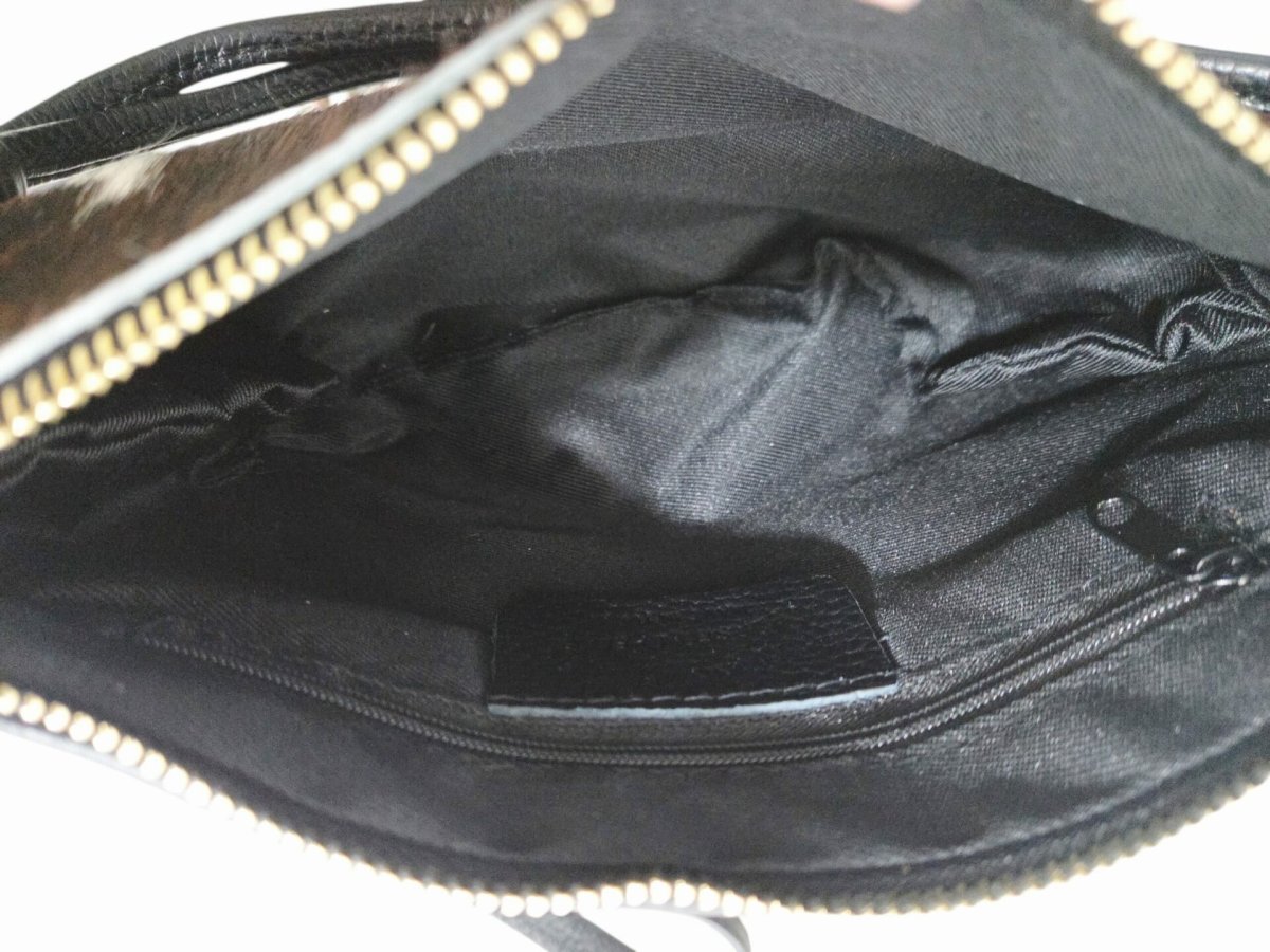 Borsa in vera pelle nera e cavallino muccato,made Italy, manico ampio e tracolla,interno foderato con tasca laterale,chiusura con zip
Misure L27 H15 - immagine 5