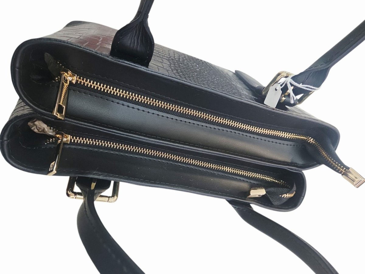 Borsa in vera pelle nera, stampo coccodrillo, con doppia apertura con zip, dotata di tracolla. interno foderato con tasche laterali. vera pelle made Italy
misure L 31 B12 H24 - immagine 5