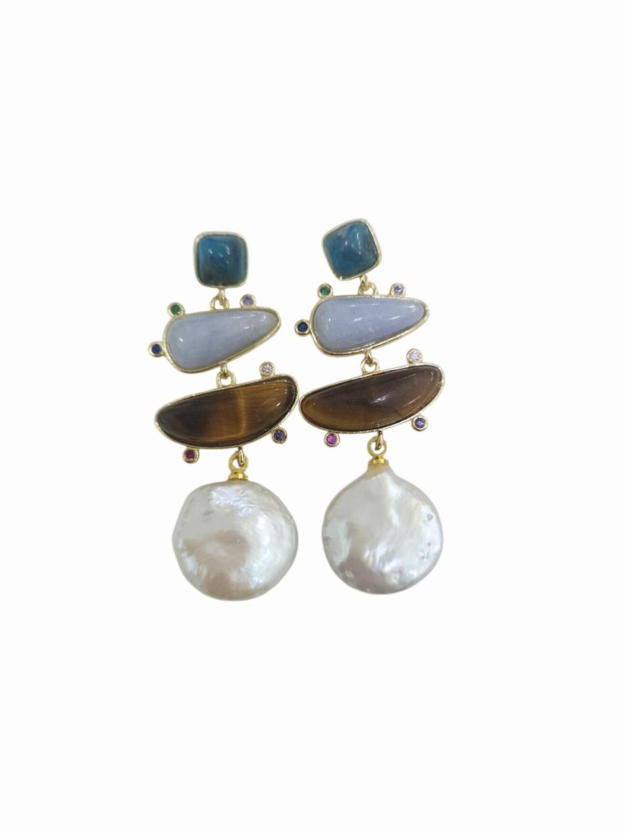 Orecchini realizzati con apatite,calcedonio, occhio di tigre, perla di fiume piatta e zirconi su base in ottone
lunghezza 4.5cm
peso 5.7gr
