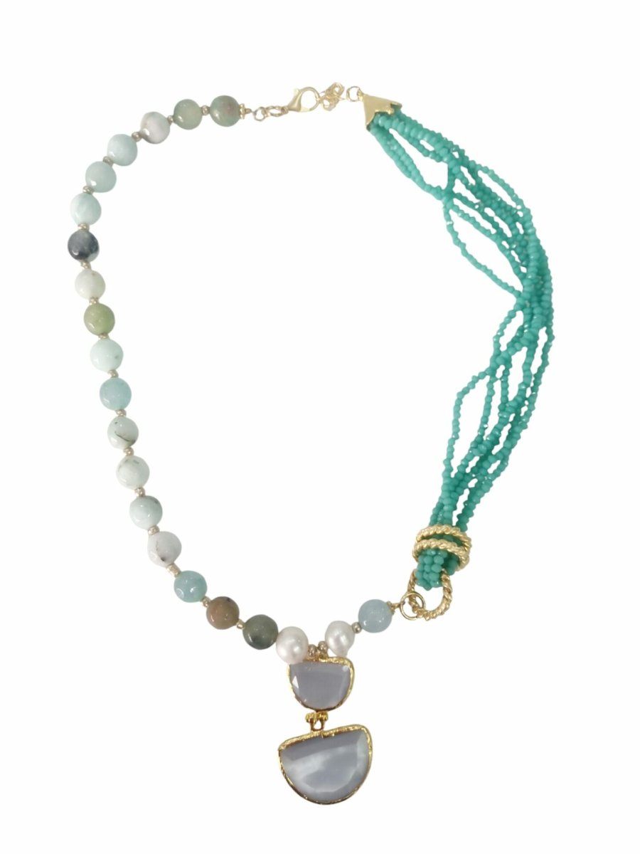 Collana girocollo regolabile, realizzata artigianalmente con agata, cristalli e ciondolo occhio di gatto contornato da ottone. Lunghezza 50cm