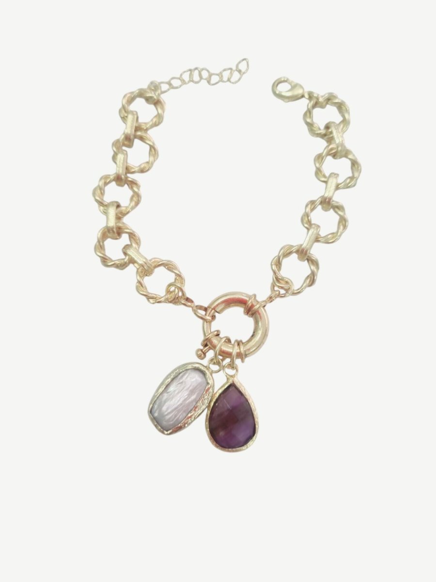Bracciale realizzato con catena dorata in ottone e due ciondoli pendenti perla di fiume ed ametista circondati da ottone.
lunghezza regolabile 22cm