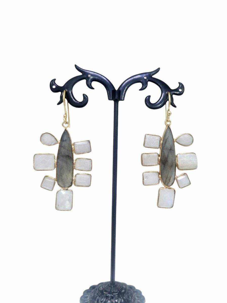 Orecchini realizzati con labradorite e pietra di luna circondati da ottone Lunghezza 6cm Peso 6.4gr
