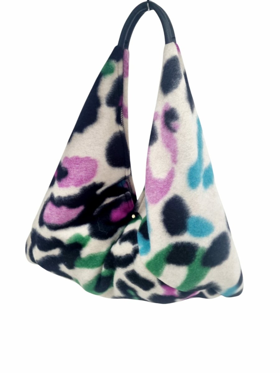 Borsa Sacca nuda in lana con manico in vera pelle e bottone magnetico.
Misure 65x55x20
