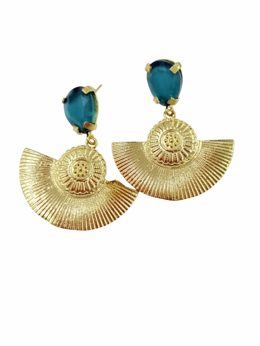 Orecchini realizzati con ottone ed occhio di gatto. Peso 8.8gr Lunghezza 5cm