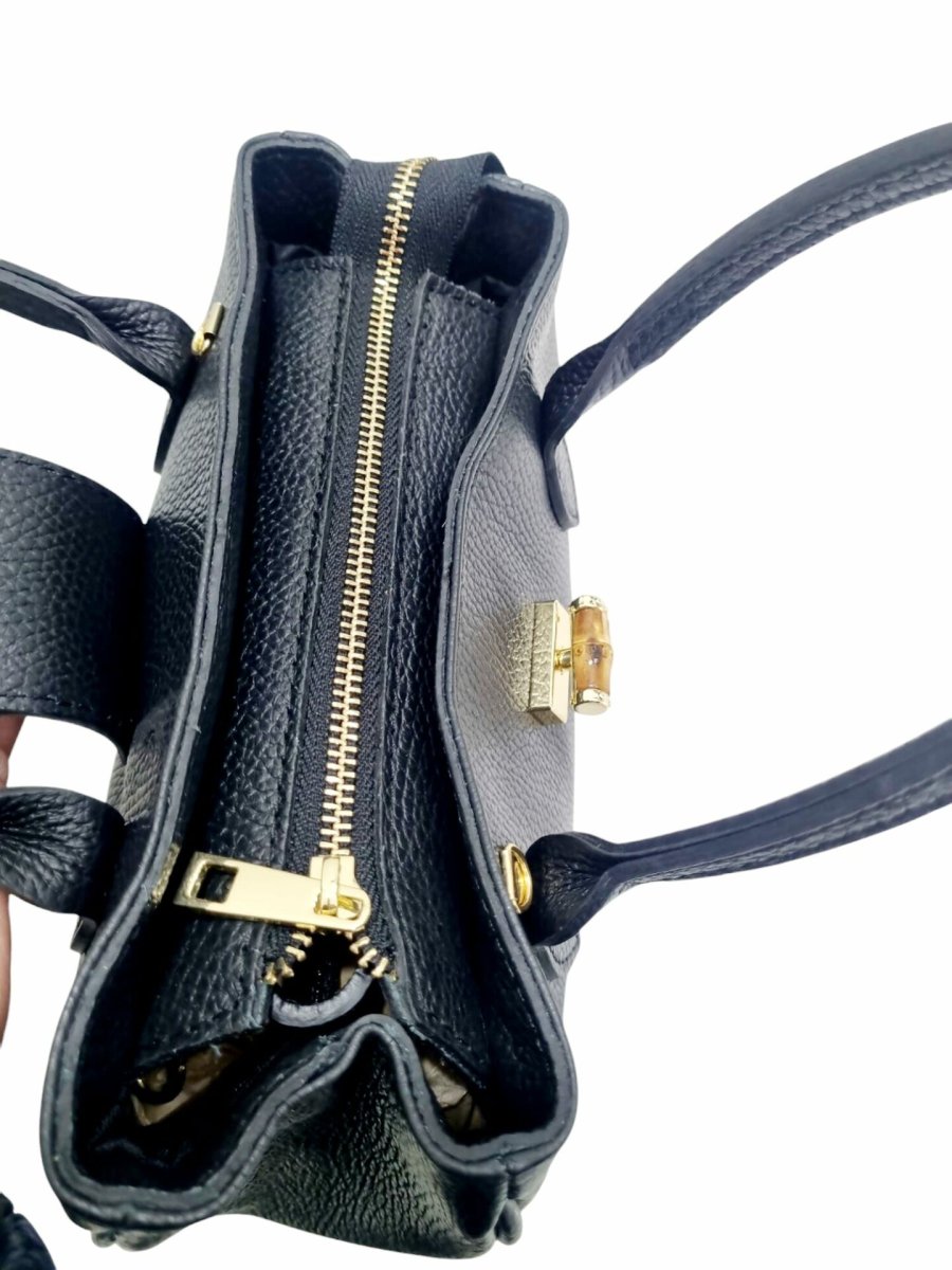 Borsa in vera pelle nera, made italy, dotata di tracolla, chiusura in bambù e zip, interno foderato con tre tasche centrale con zip. misure H16 B12 L24 - immagine 4