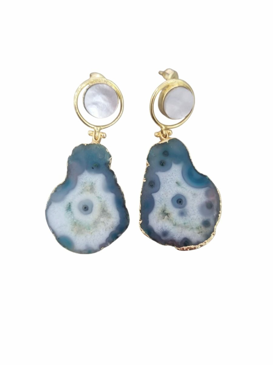 Orecchini realizzati con geode verde su base in ottone e perno dorato con madreperla Lunghezza 5.5cm Peso 11.7gr - immagine 2