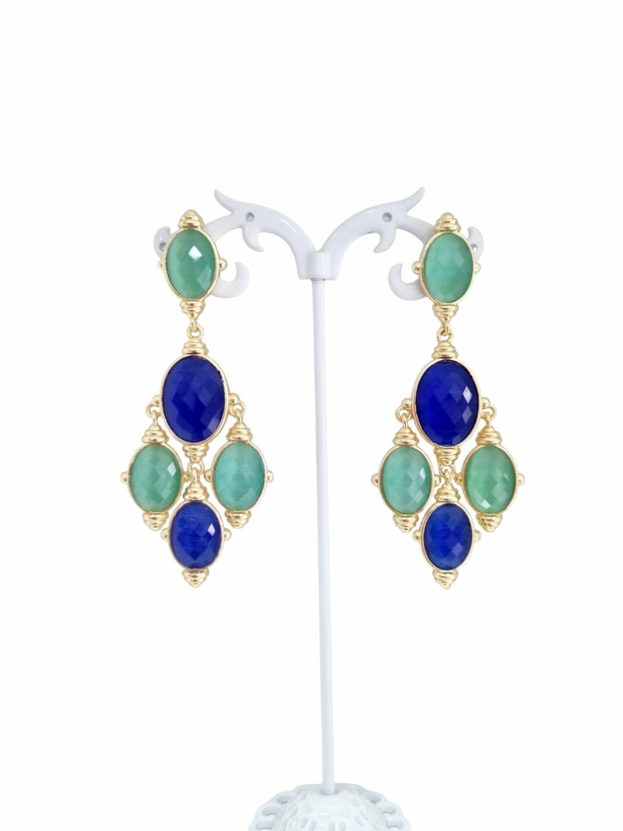 Orecchini realizzati con occhio di gatto verde acqua e blu elettrico su base in ottone.Lunghezza 6cmPeso 12.4gr