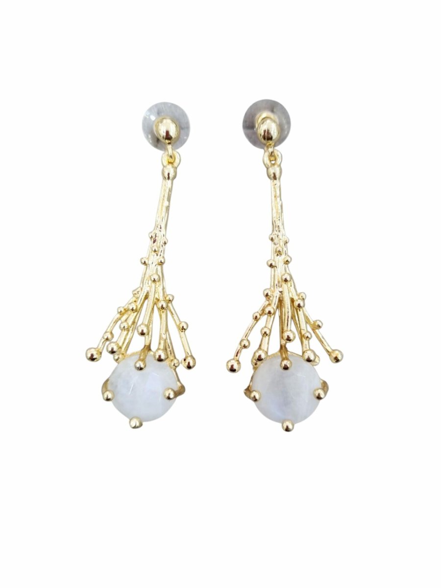 Orecchini realizzati con ottone e pietra di luna.
Lunghezza 6.5cm
Peso 8.4gr