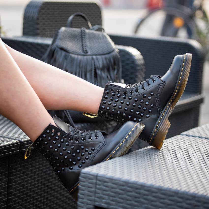 Personalizzazione Dr Martens con Borchie Nere - immagine 3
