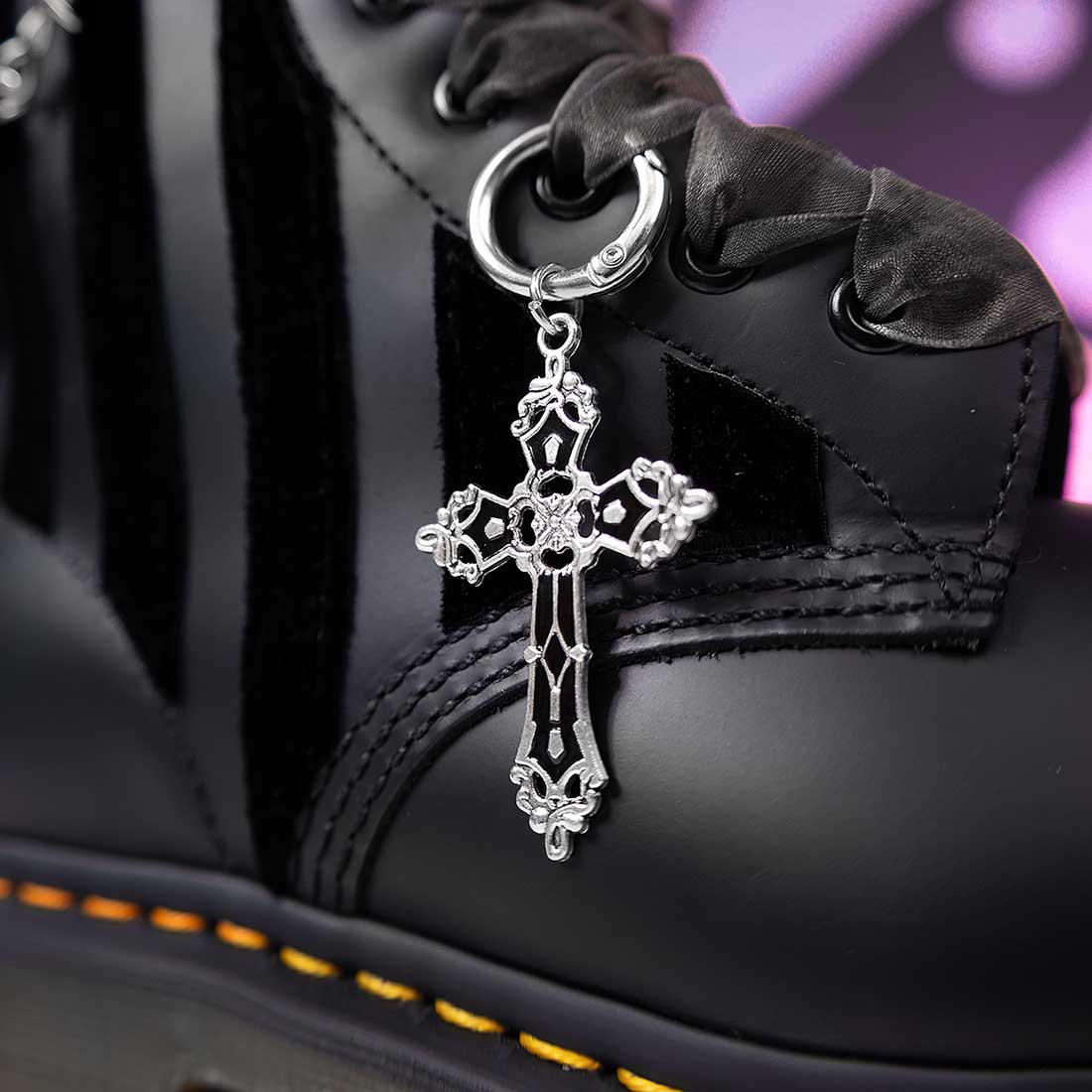 Personalizzazione Dr. Martens 1460 Goth Teschi e Croci - Outlet - immagine 3