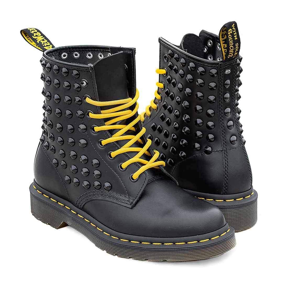 Personalizzazione Dr Martens con Borchie Nere e Lacci Gialli - immagine 3