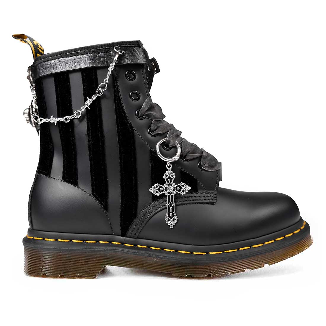 Personalizzazione Dr. Martens 1460 Goth Teschi e Croci - immagine 2